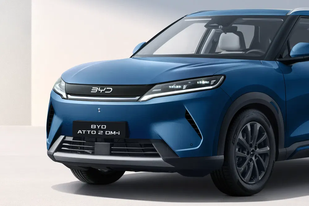 BYD Atto 2 DM-i bleu, SUV moderne avec grille avant distinctive.