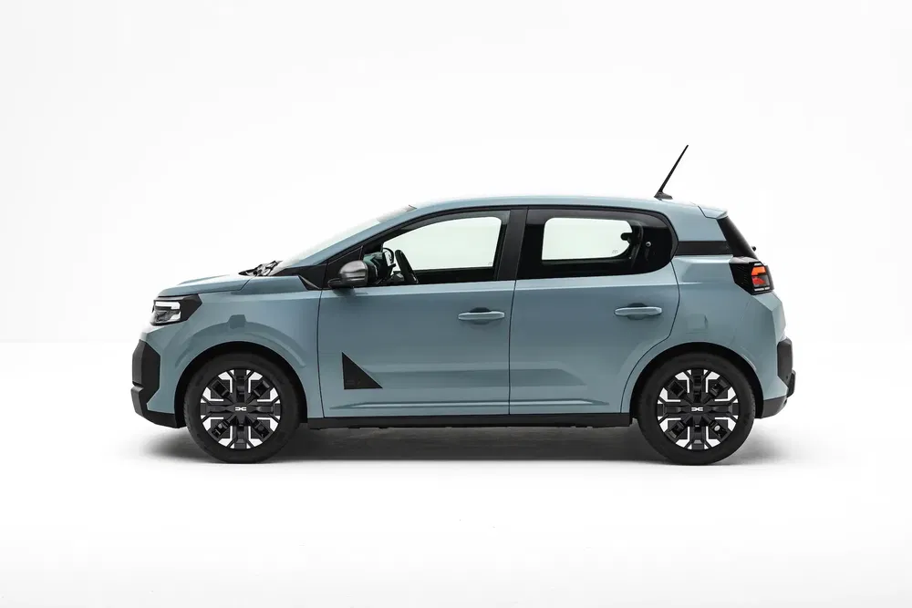 Citroën C3 2024 bleue profilée sur fond blanc, design moderne et pneus robustes.