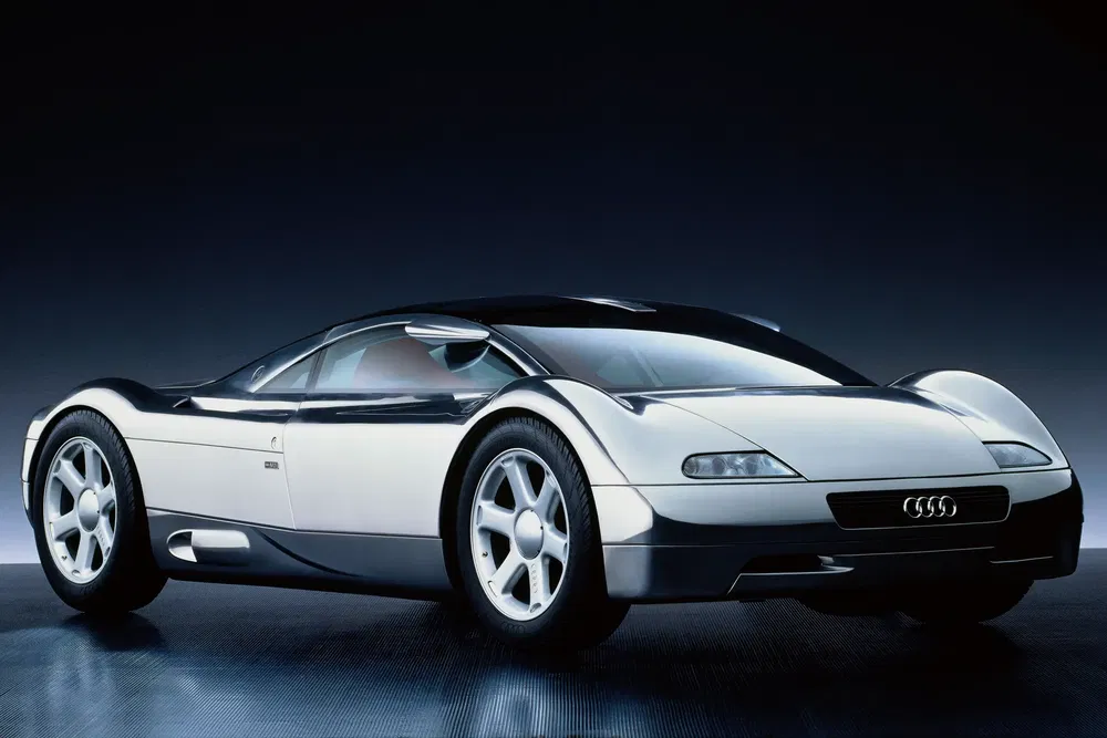 {"fr":"Concept car Audi Avus Quattro argenté avec design futuriste et jantes élégantes.","nl":"Audi Avus Quattro conceptauto in zilver met futuristisch ontwerp en stijlvolle velgen."}