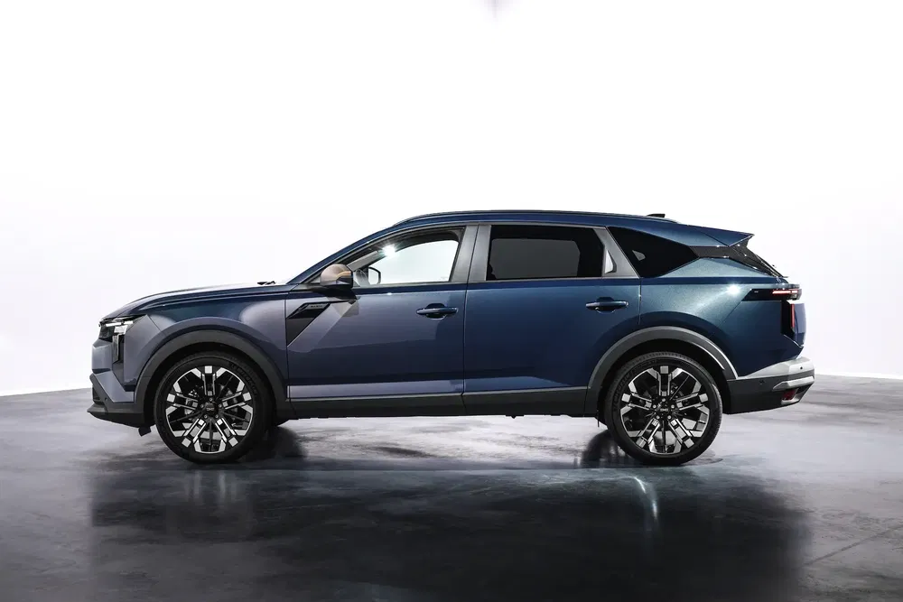 Moderne SUV, donkerblauw, stijlvolle lichtmetalen velgen, geparkeerd op betonnen vloer.