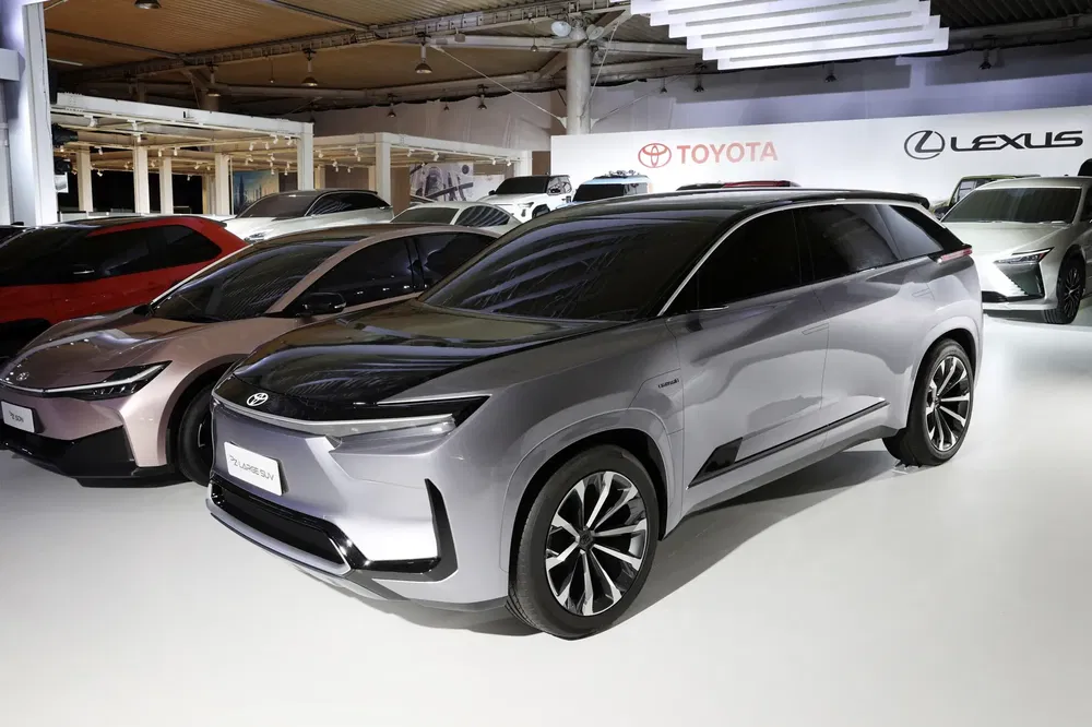 SUV Toyota concept futuriste aux lignes épurées exposé dans un showroom high-tech.