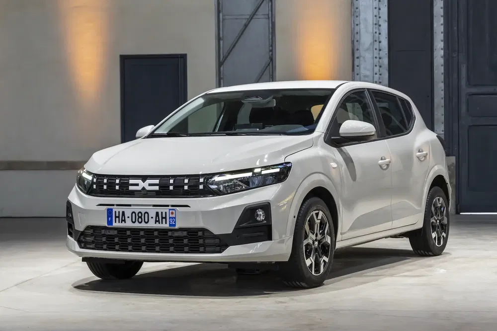 {"fr":"Dacia Sandero Stepway blanche stationnée dans un garage moderne, vue de trois-quarts avant.","nl":"Witte Dacia Sandero Stepway geparkeerd in een moderne garage, drie-kwart vooraanzicht."}