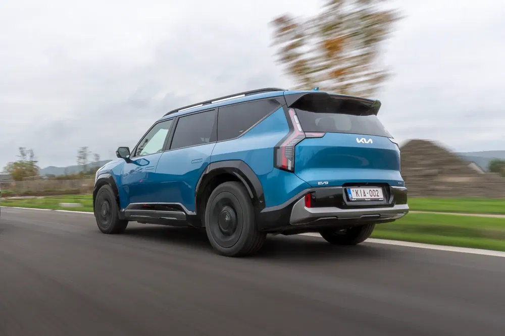 {"fr":"Kia EV9 bleu roulant sur route, design moderne et aérodynamique.","nl":"Blauwe Kia EV9 rijdt op de weg, modern en gestroomlijnd ontwerp."}
