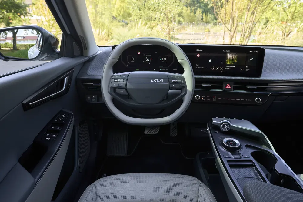 Moderne Kia-interieur met ergonomisch stuurwiel en innovatief digitaal display.