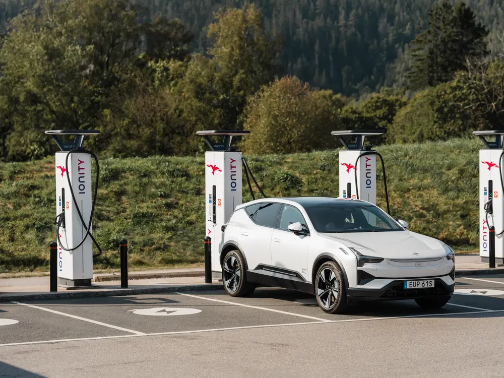 Opladen van Polestar elektrische SUV bij Ionity, buiten gelegen snellaadstation.