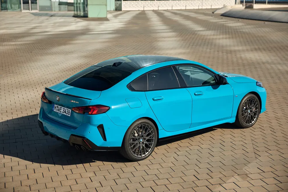 BMW Série 2 Gran Coupé bleu stationnée, design sportif et moderne sur sol pavé.