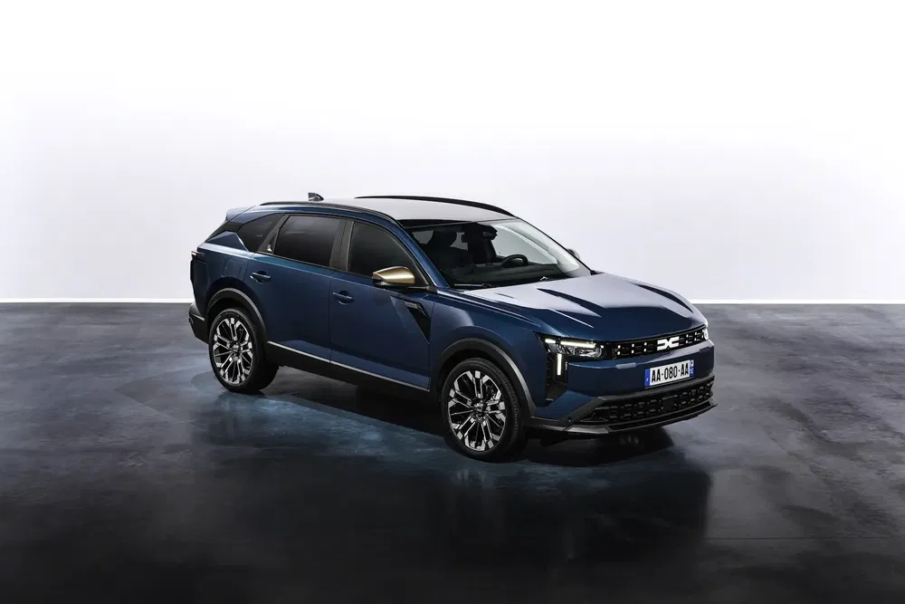 Blauwe MG hybride SUV met stijlvol ontwerp, geparkeerd op moderne grijze vloer.