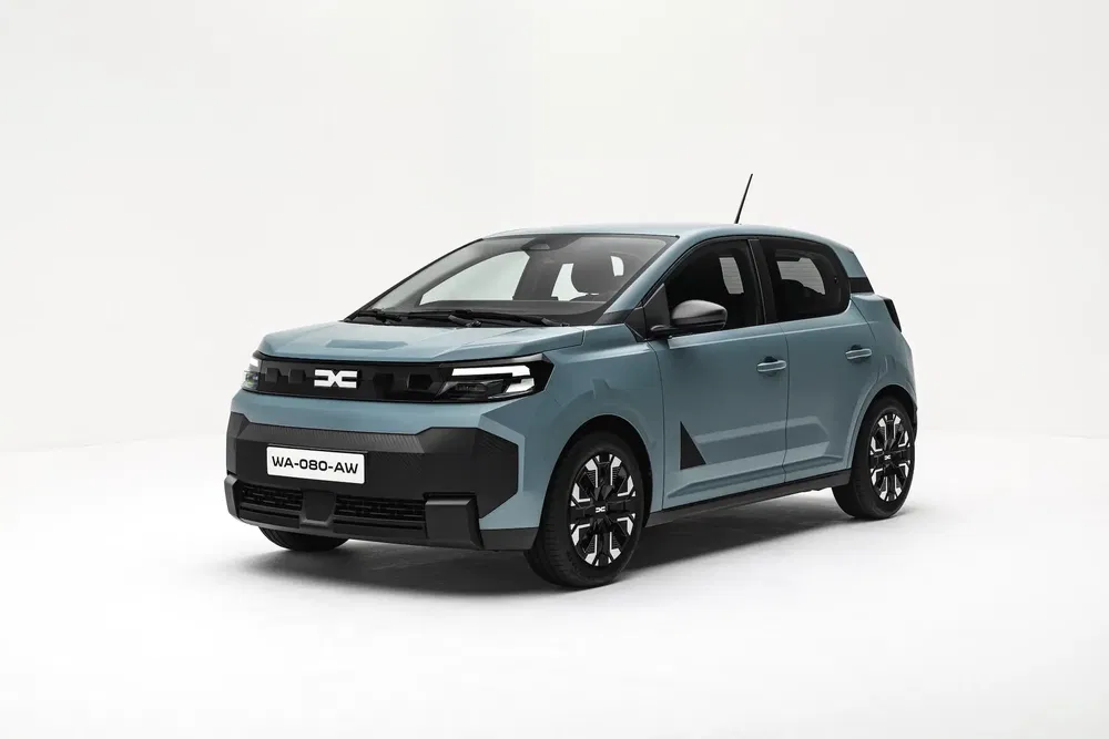 Dacia Sandero 2023 bleu, design moderne et compact en studio, vue de trois quarts avant.