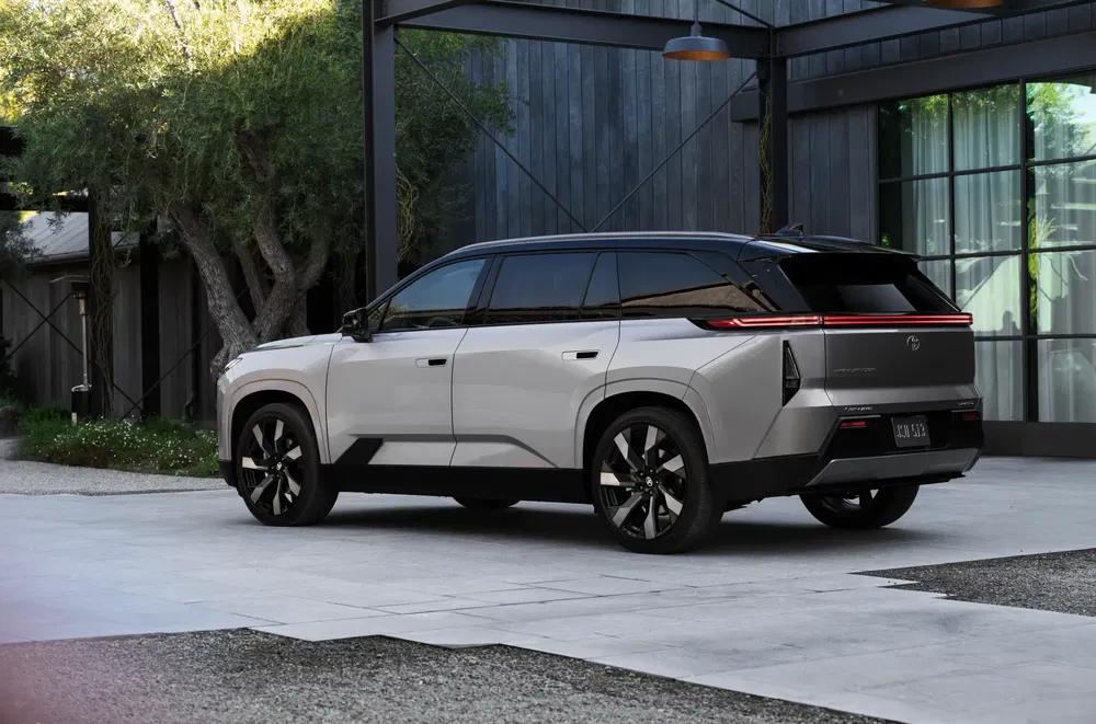 Grijze elektrische Toyota bZ4X SUV geparkeerd, modern ontwerp met zwarte velgen.