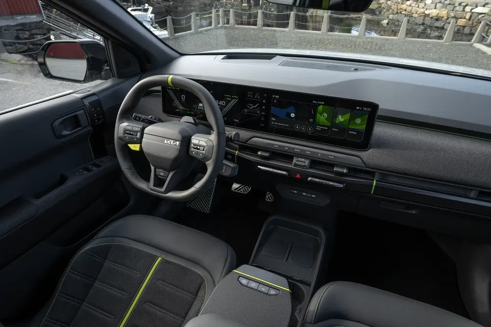 Intérieur de voiture Kia moderne avec écran tactile et volant ergonomique.