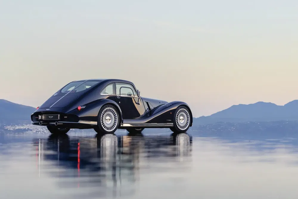 {"fr":"Morgan Aero 8 classique sur fond de montagnes et ciel clair au crépuscule.","nl":"Morgan Aero 8 klassieke auto tegen een achtergrond van bergen en heldere avondlucht."}