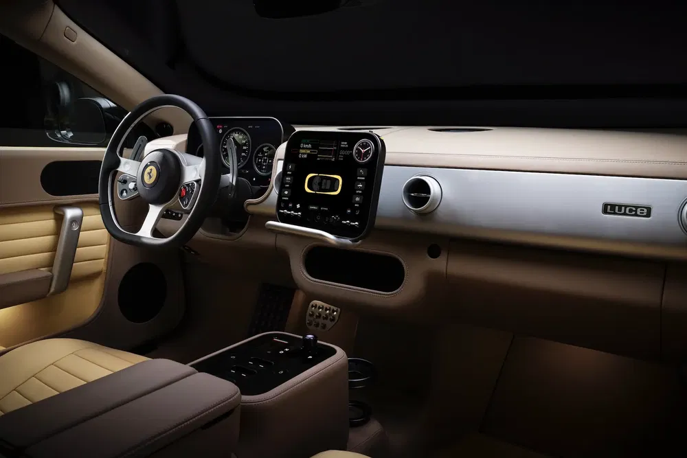 Intérieur de voiture Ferrari moderne avec volant et tableau de bord numérique élégant.