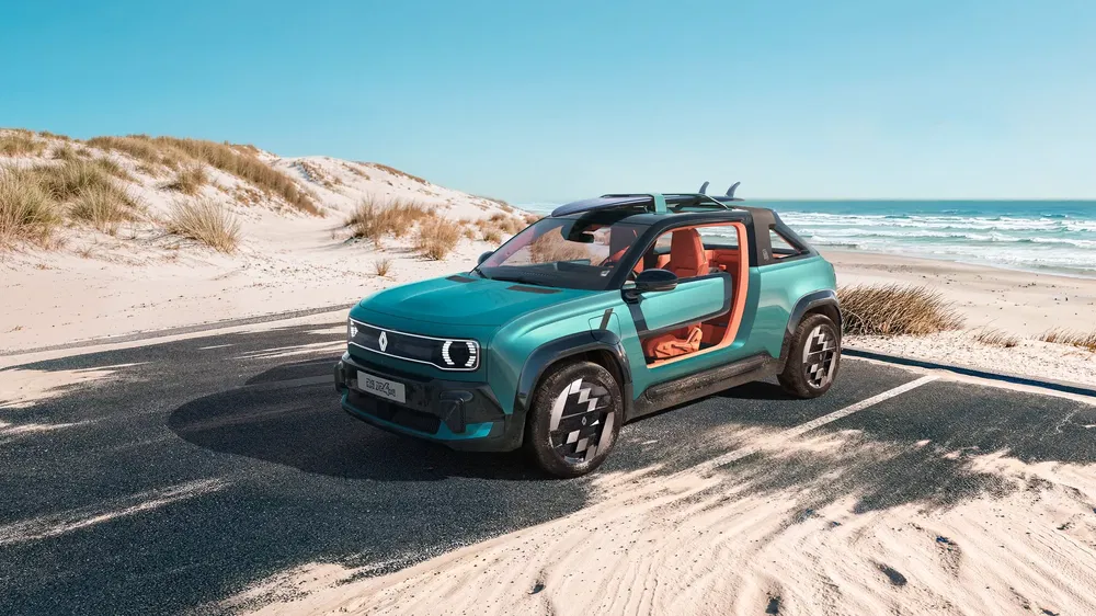 Renault conceptauto op strand, oranje en blauw ontwerp, zomerse sfeer.