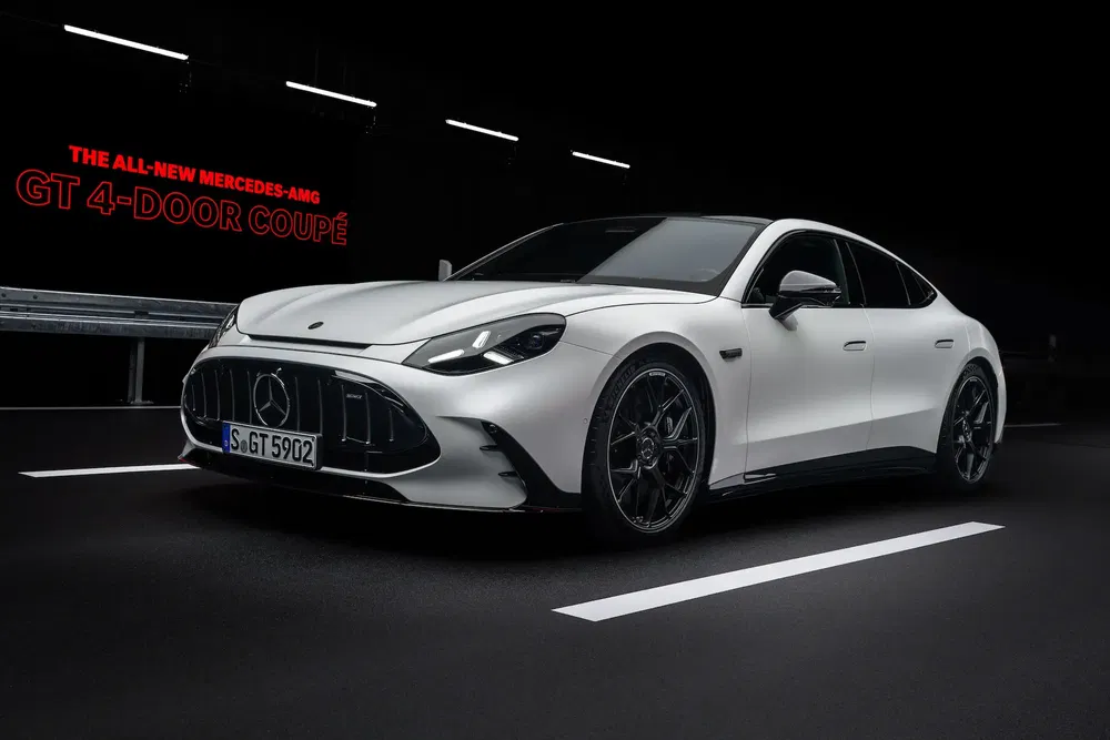 Mercedes-AMG GT 4-Door Coupé blanc dans un garage sombre, éclairage moderne.