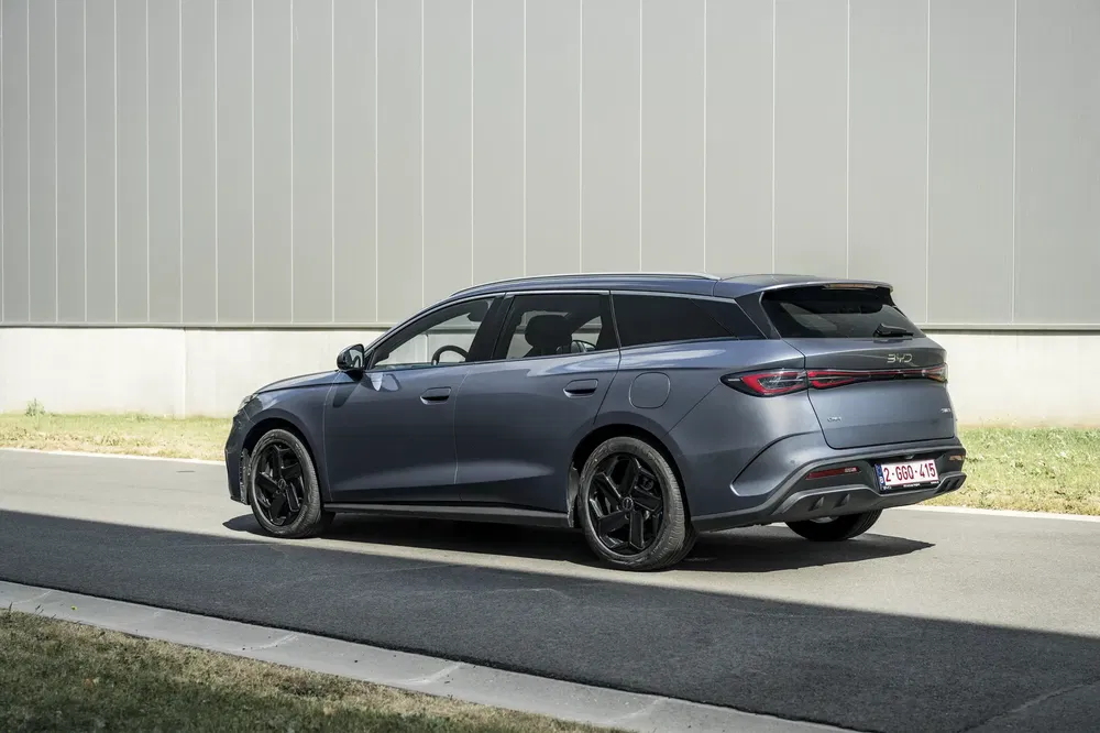 Vue arrière de la MG5 EV, break électrique, sur une route ensoleillée.