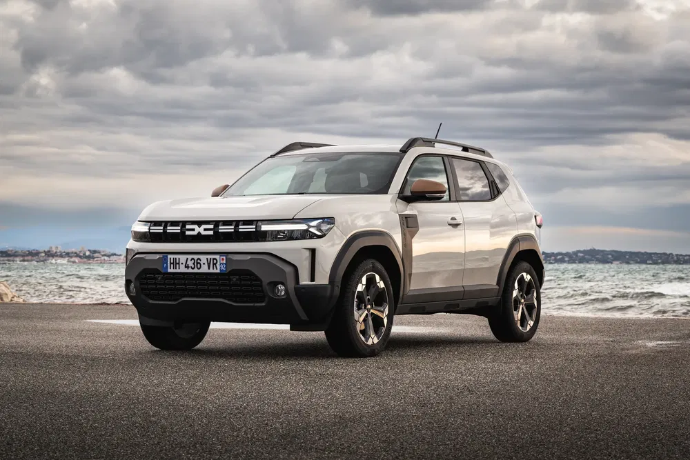 {"fr":"SUV Dacia Duster garé sur une route côtière avec ciel nuageux en arrière-plan.","nl":"Dacia Duster SUV geparkeerd aan de kustweg met bewolkte hemel op de achtergrond."}