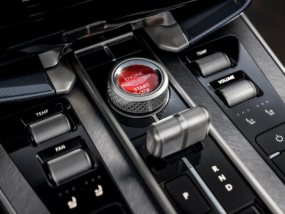 Bouton de démarrage et commandes de console centrale d'une voiture Bentley moderne.