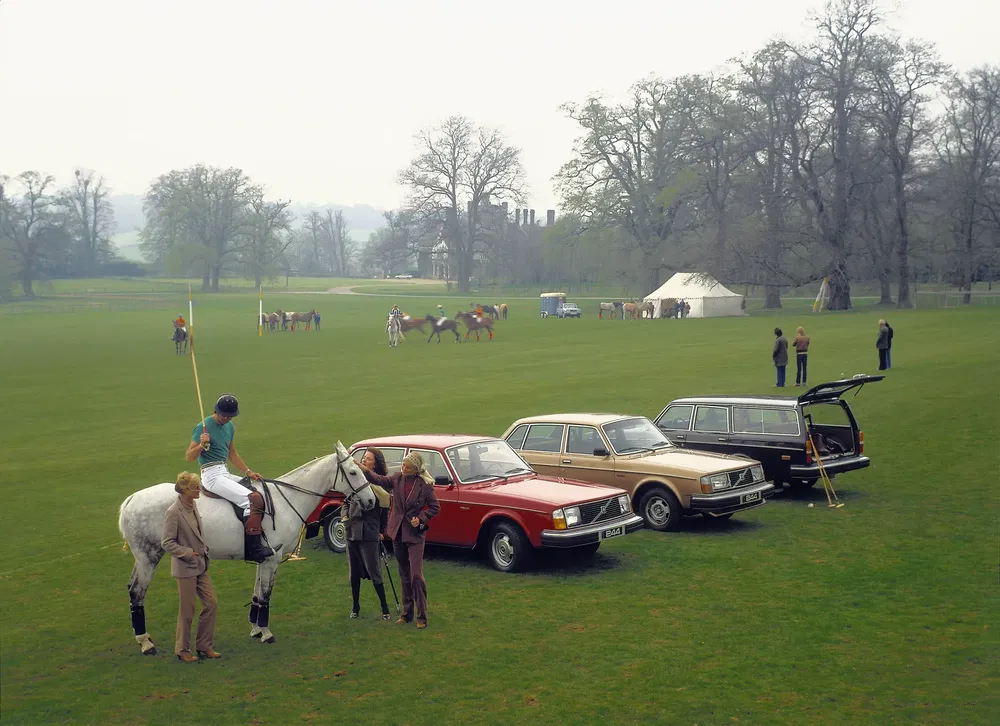Voitures Volvo anciennes lors d'un match de polo sur pelouse.