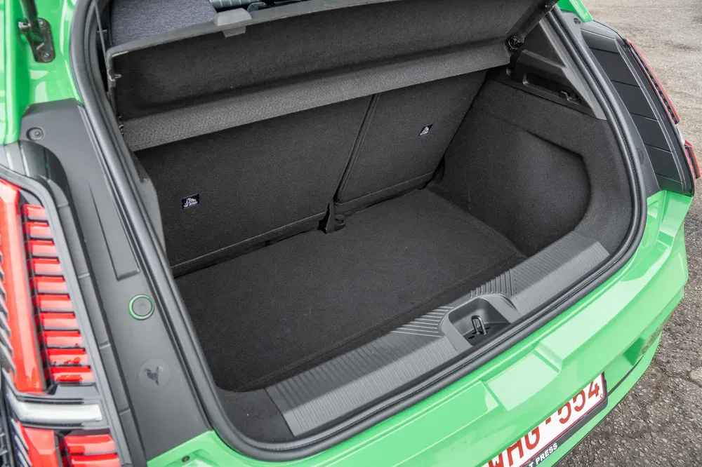 Coffre spacieux d'une Skoda Fabia verte, vue arrière en détail.