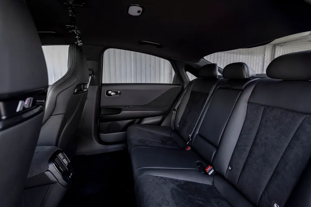 Intérieur spacieux et élégant de la Hyundai i30 N avec sièges en cuir noir.