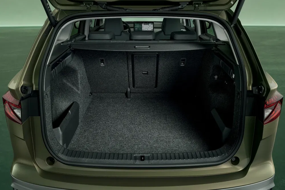 Coffre spacieux d'un SUV moderne avec sièges arrière inclinés.
