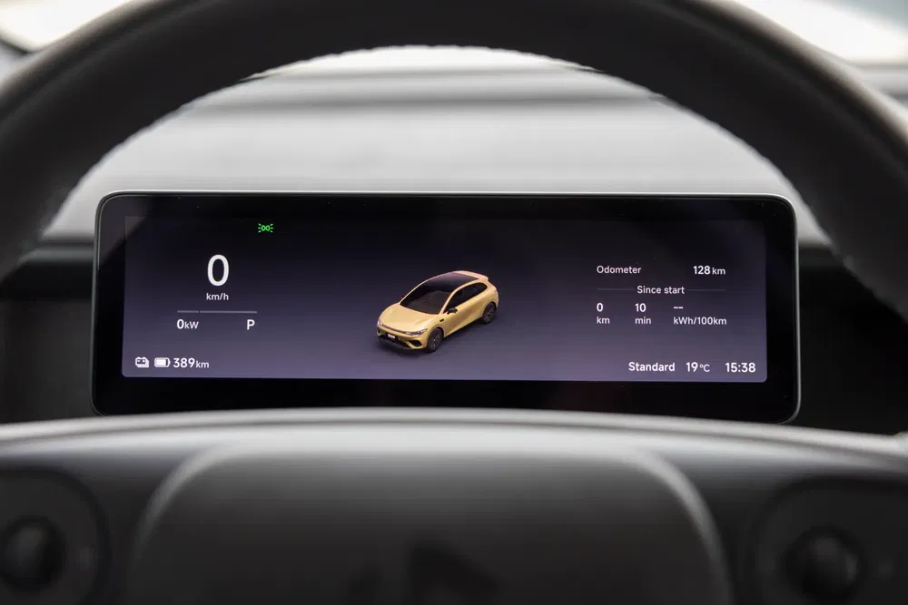 Tableau de bord numérique Toyota avec affichage de la vitesse et autonomie en kilomètres.