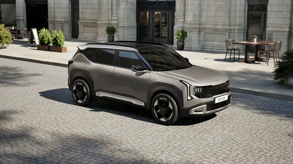 Moderne Kia SUV geparkeerd op een geplaveide straat, stijlvol en stedelijk ontwerp.