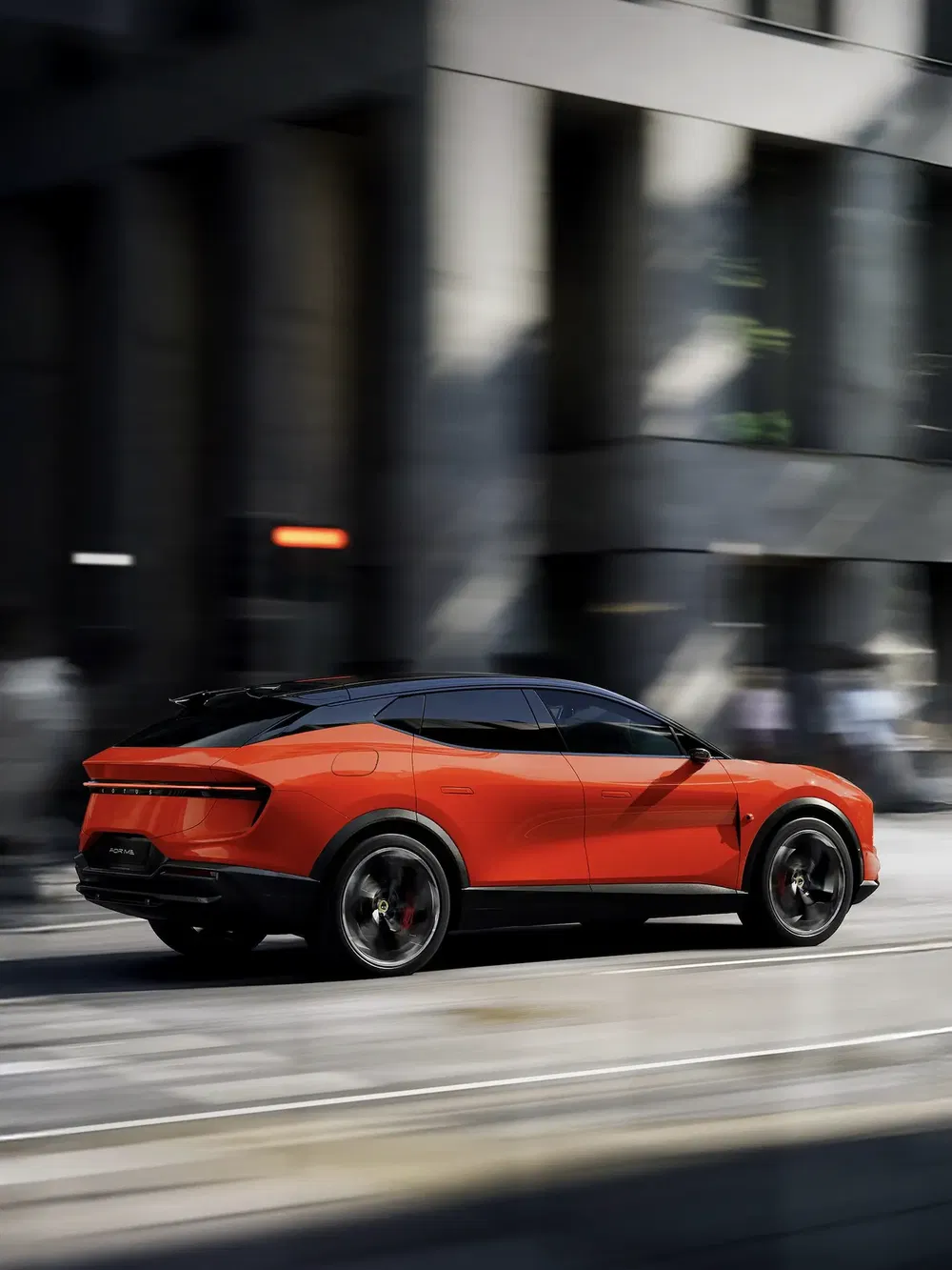 {"fr":"Voiture orange élégante Aston Martin DBX en mouvement rapide en ville, design sportif.","nl":"Snel rijdende oranje Aston Martin DBX in stedelijke omgeving, sportief en gestroomlijnd design."}