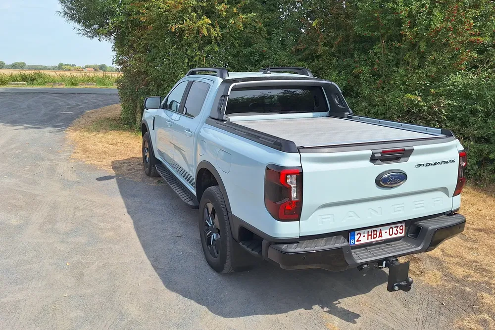 Ford Ranger Stormtrak stationné sur une route de campagne ensoleillée.
