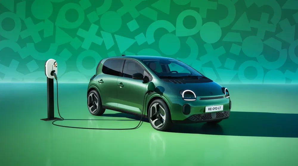 Renault Twingo électrique vert recharge sur borne, fond graphique moderne.