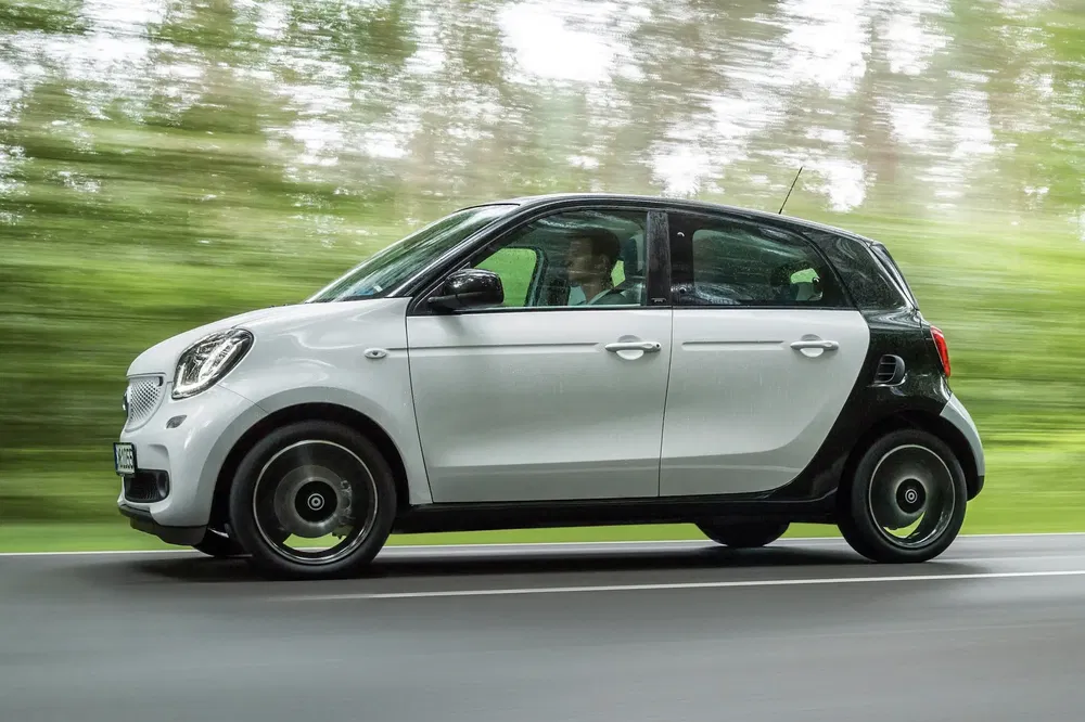 {"fr":"Smart Forfour argent, voiture compacte roulant sur une route, arrière-plan flou.","nl":"Zilveren Smart Forfour compacte auto rijdt op straat, met wazige achtergrond."}