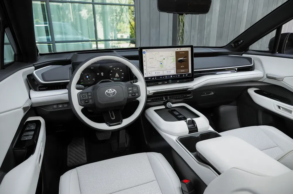 Moderne interieur van de Toyota bZ4X met geavanceerd touchscreen en multifunctioneel stuurwiel.