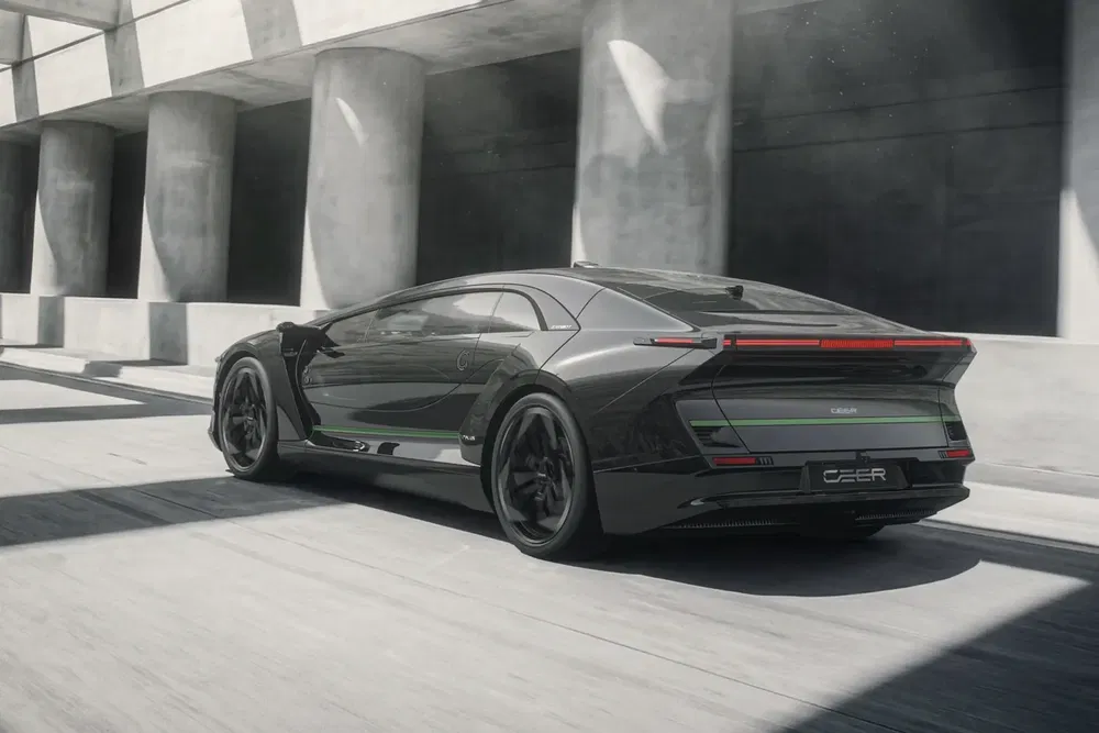 Zwarte Czinger Hyper GT sportwagen, futuristisch ontwerp, rijdt in tunnel.