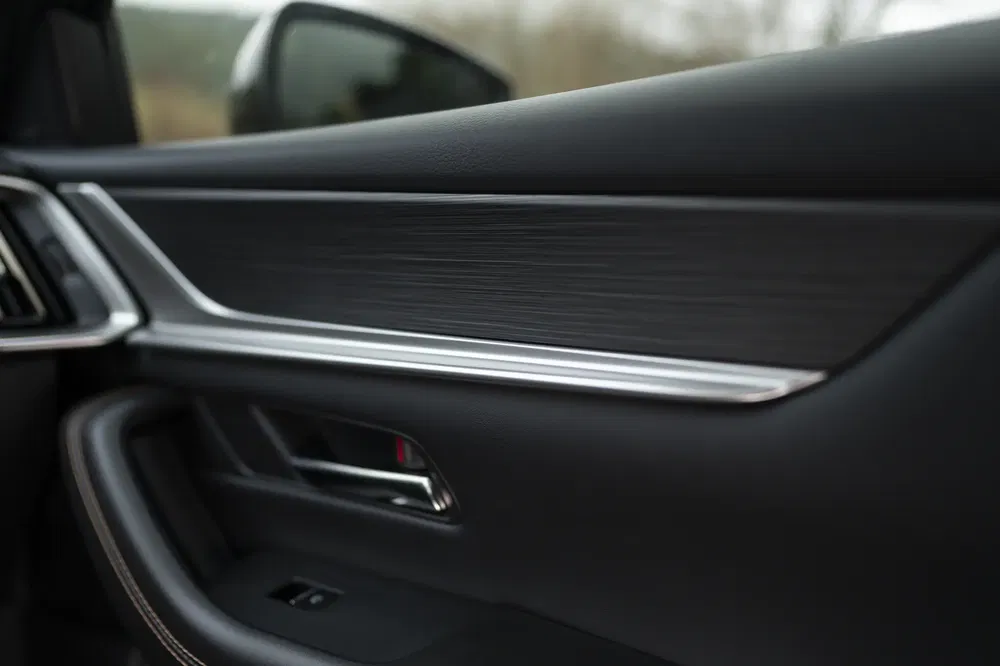 Intérieur de voiture premium avec finition noire et détails métalliques élégants.