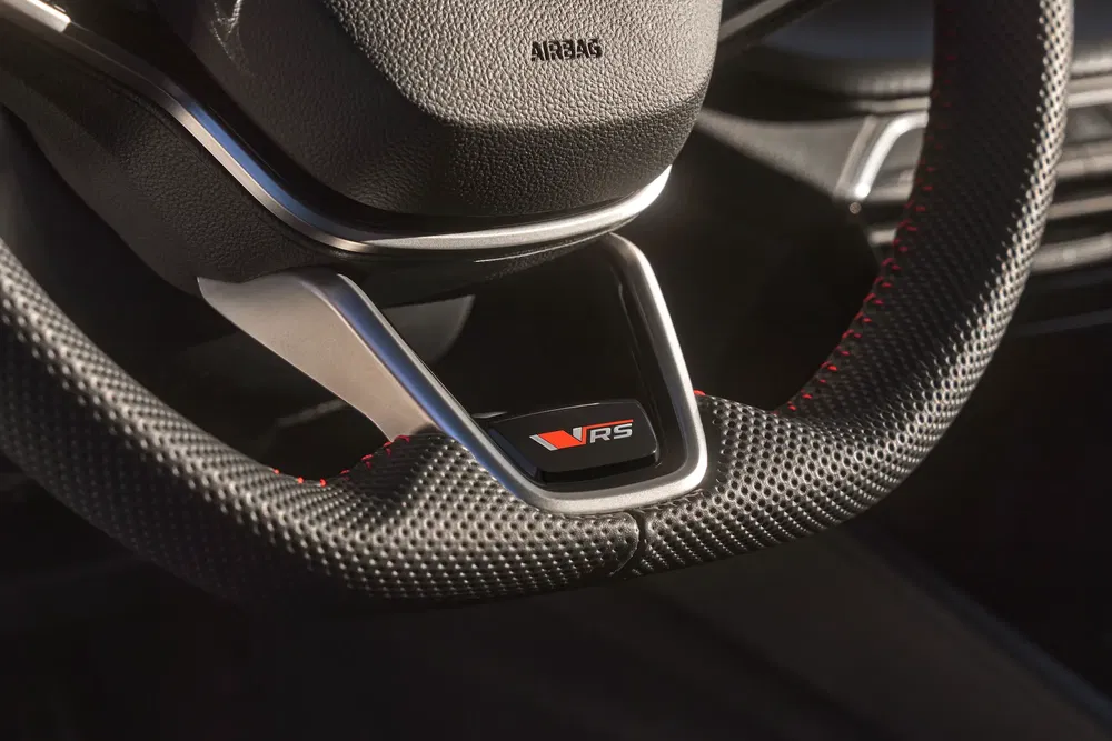 Volant en cuir perforé Skoda avec logo VRS, accent rouge sportif.
