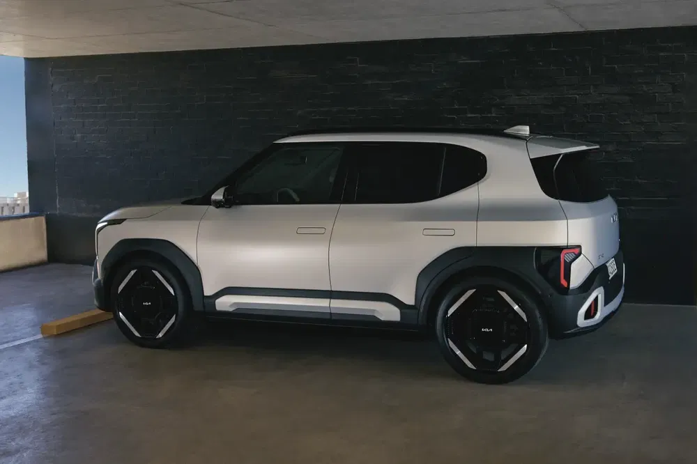 Stijlvolle en moderne elektrische Kia SUV geparkeerd in een donkere garage.