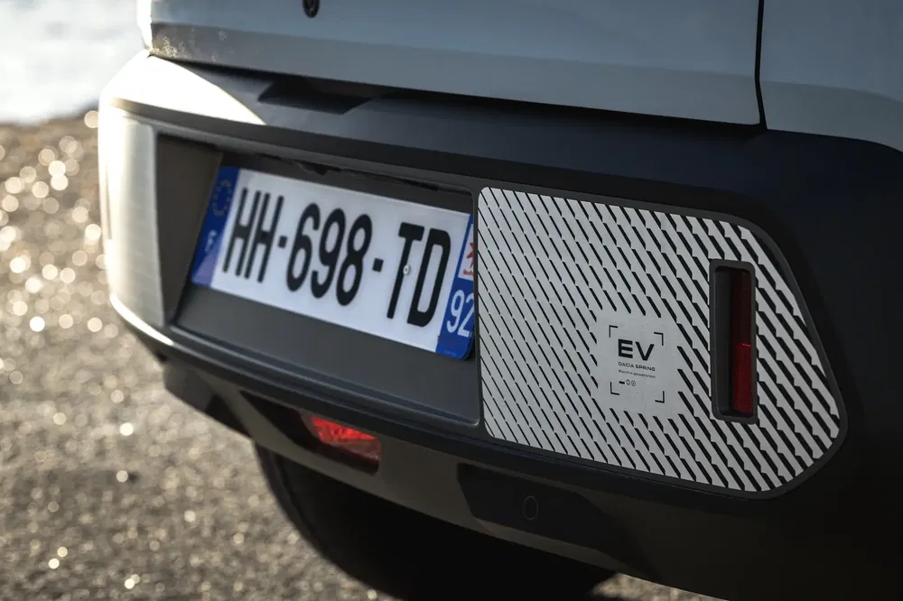 Achterbumperdetail van een elektrische Dacia Spring met Franse kentekenplaat.