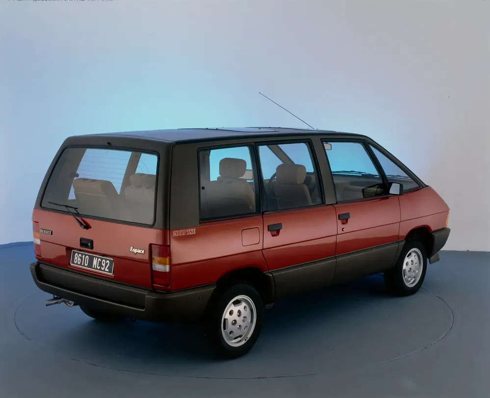 Renault Espace rouge des années 80, vue arrière studio, design rétro.