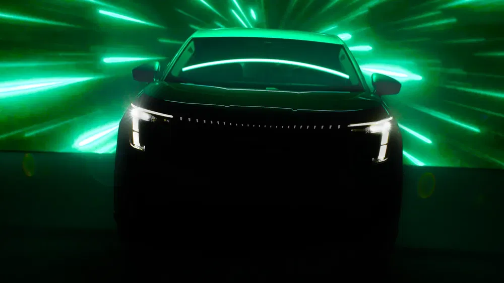 SUV moderne avec phares LED et fond lumineux vert dynamique.