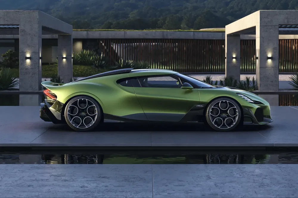Voiture Bugatti Centodieci verte stationnée devant une maison moderne en béton.